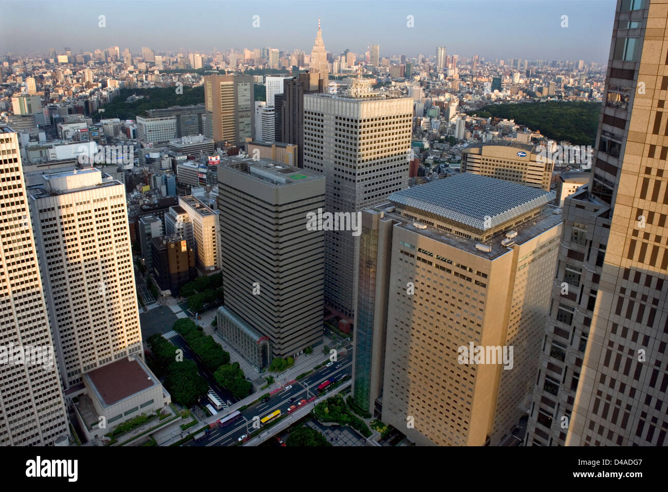 Vista aerea del centro cittadino di Tokyo skyline della città che mostra il grattacielo alto ufficio aziendale edifici in Nishi Shinjuku, Tokyo. Foto Stock