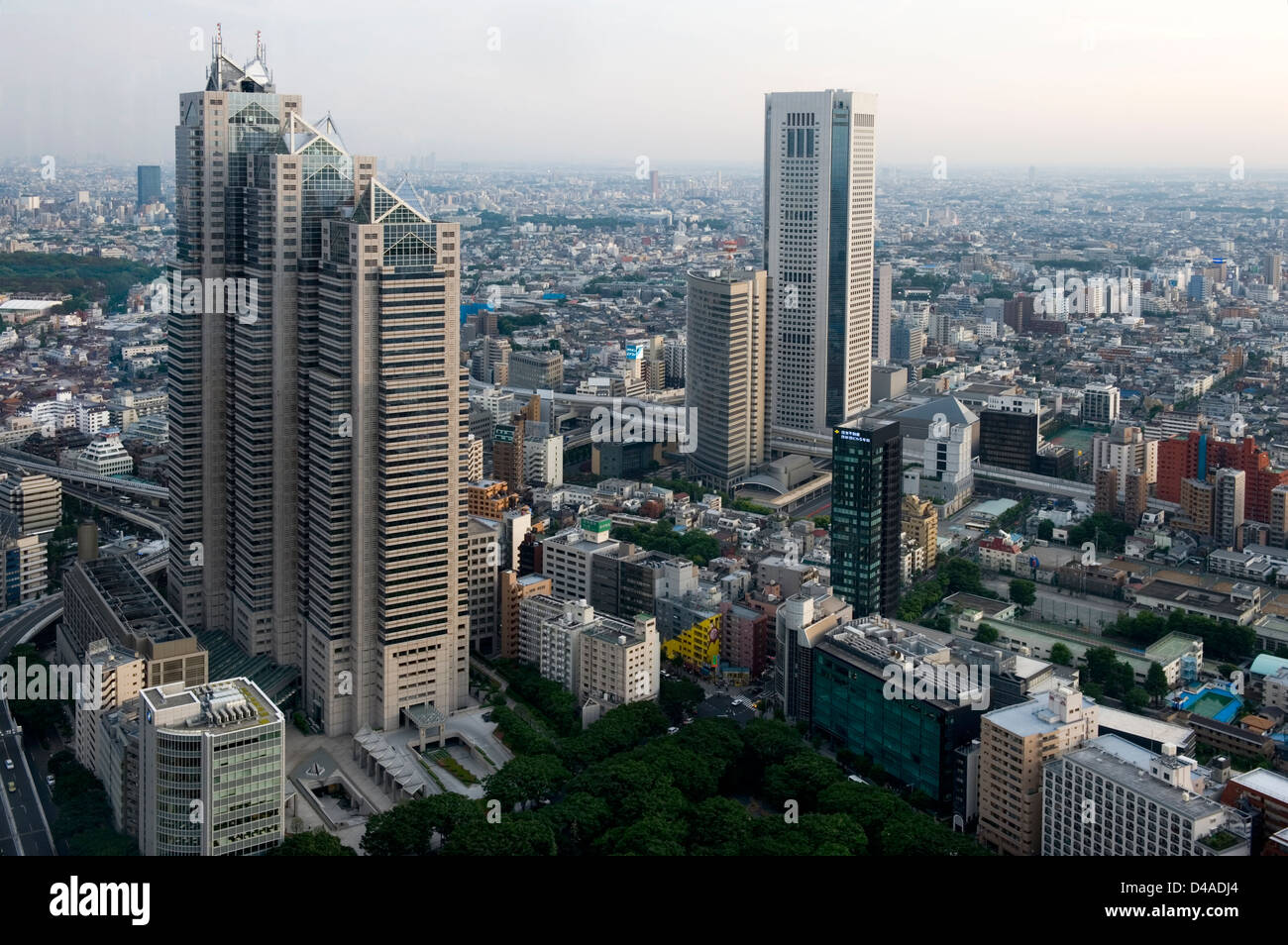Vista aerea del centro cittadino di Tokyo skyline della città con grattacieli edifici tra cui il Park Hyatt Hotel Tower e proliferazione urbana Foto Stock