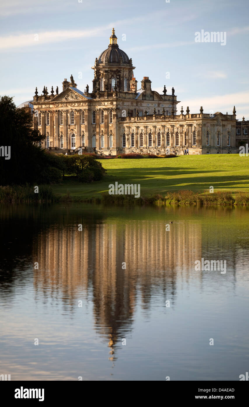 La casa si riflette nel lago del Sud,Castle Howard,North Yorkshire Foto Stock