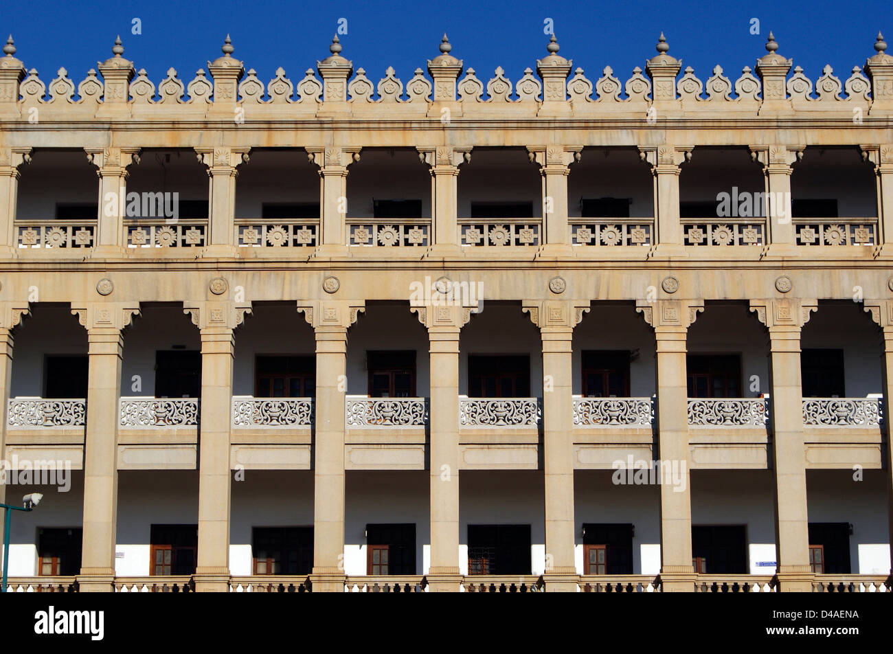 Architettura vista di simmetria di Vidhana Soudha segretariato di governo edificio a Bangalore City nello stato del Karnataka dell India Foto Stock