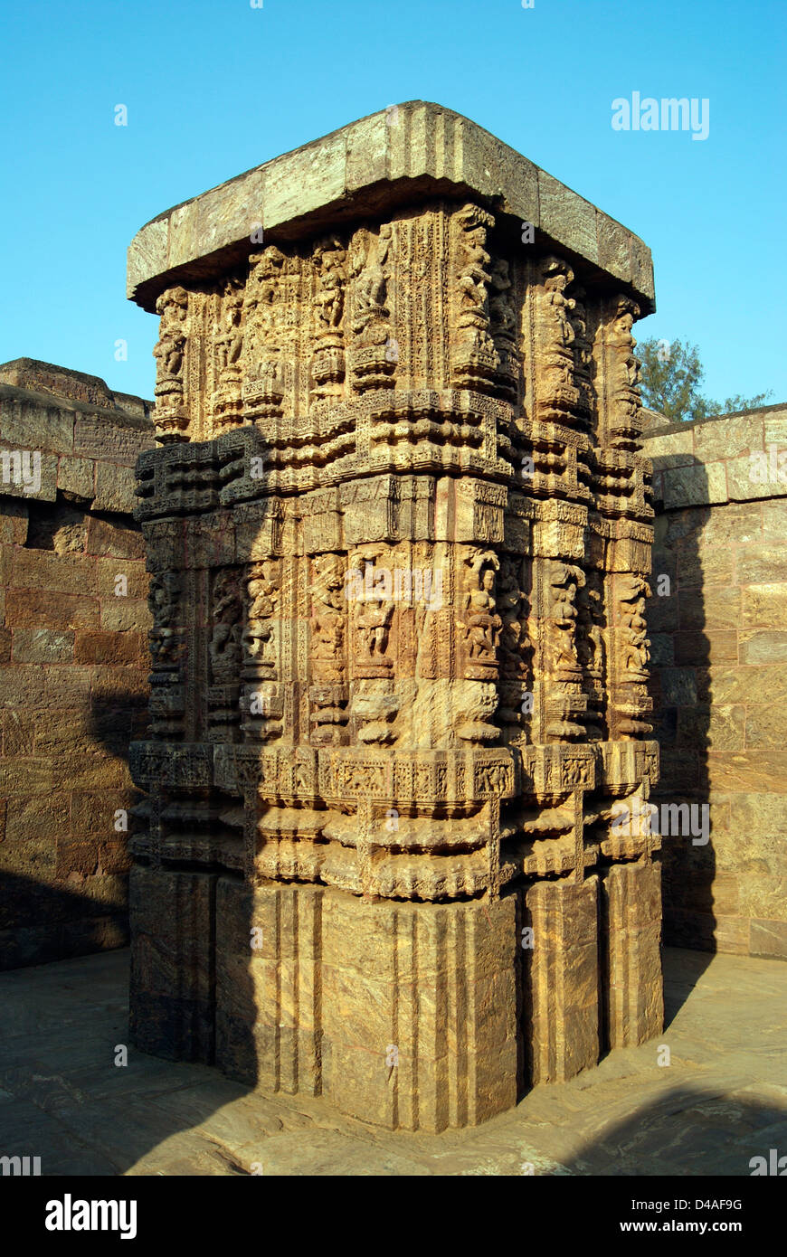 Pilastro di pietra il monumento di Konark Tempio del Sole , ingresso Nata mandir progettato con molte antiche sculture Foto Stock