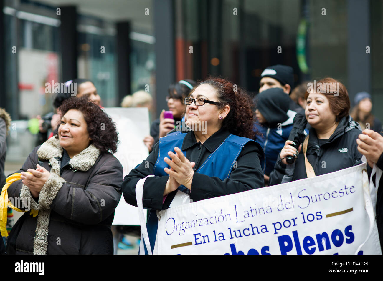 Chicago, Stati Uniti d'America. Il 10 marzo 2013. Gli immigrati clandestini e sostenitori rally in Federal Plaza a Chicago per il quarto livello nazionale uscente delle ombre giorno. National uscente delle ombre giorno ha cominciato a Chicago nel marzo 10th, 2010 quando documentate la gioventù si sono dichiarati "non documentati e non doversi preoccupare' in Federal Plaza alla lotta per i diritti degli immigrati. Credito: Max Herman / Alamy Live News Foto Stock