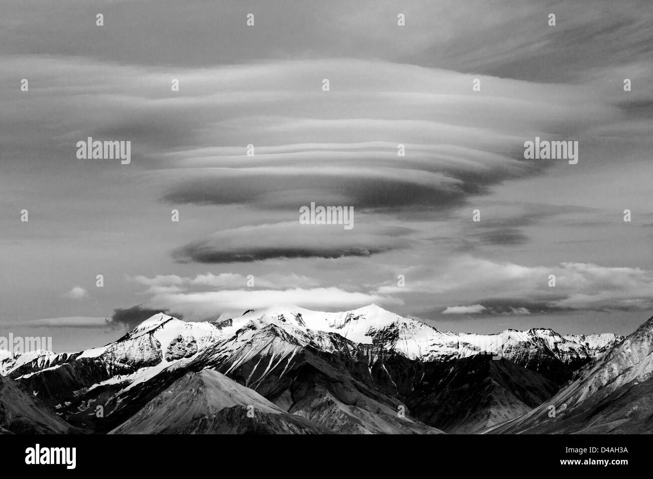 Visualizzazione bianco e nero di nubi lenticolari oltre l'Alaska Range, Parco Nazionale di Denali, Alaska, STATI UNITI D'AMERICA Foto Stock