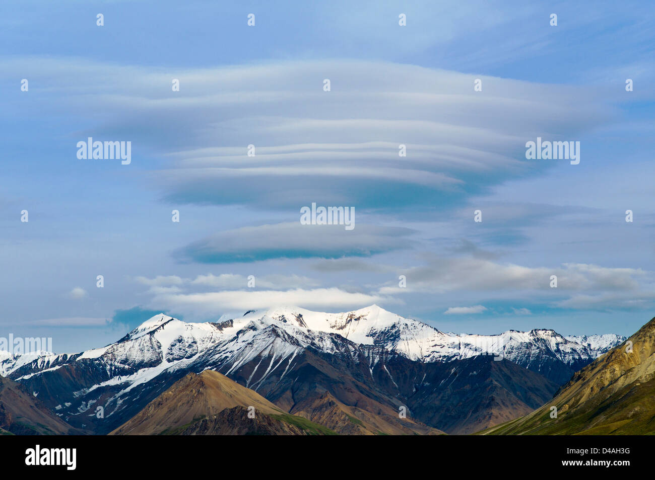 Nuvole lenticolari oltre l'Alaska Range, Parco Nazionale di Denali, Alaska, STATI UNITI D'AMERICA Foto Stock
