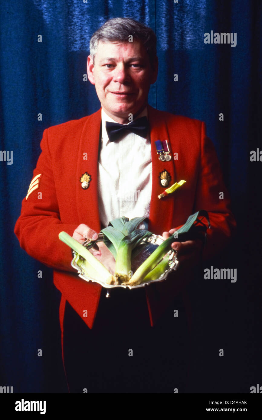 Il sergente con i porri su un vassoio d'argento parte di St Davids Day il porro cerimonia al Royal Welch Fusiliers Cwrt y Gollen Camp vicino a Crickhowell Powys Foto Stock