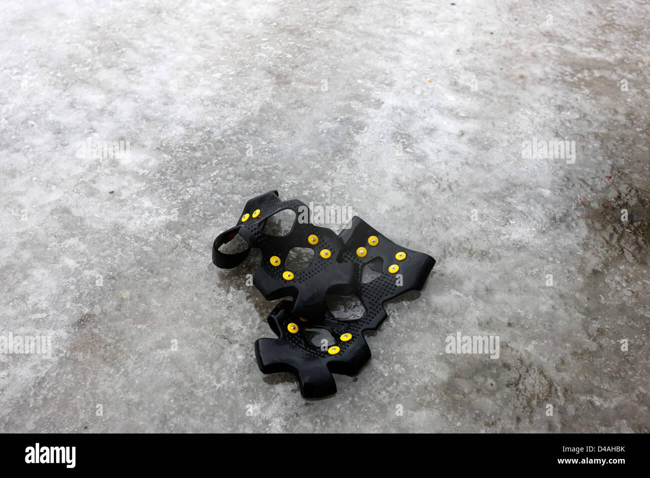 I prigionieri del ghiaccio pinze per attaccare le scarpe per camminare su  ghiaccio Norvegia europa Foto stock - Alamy