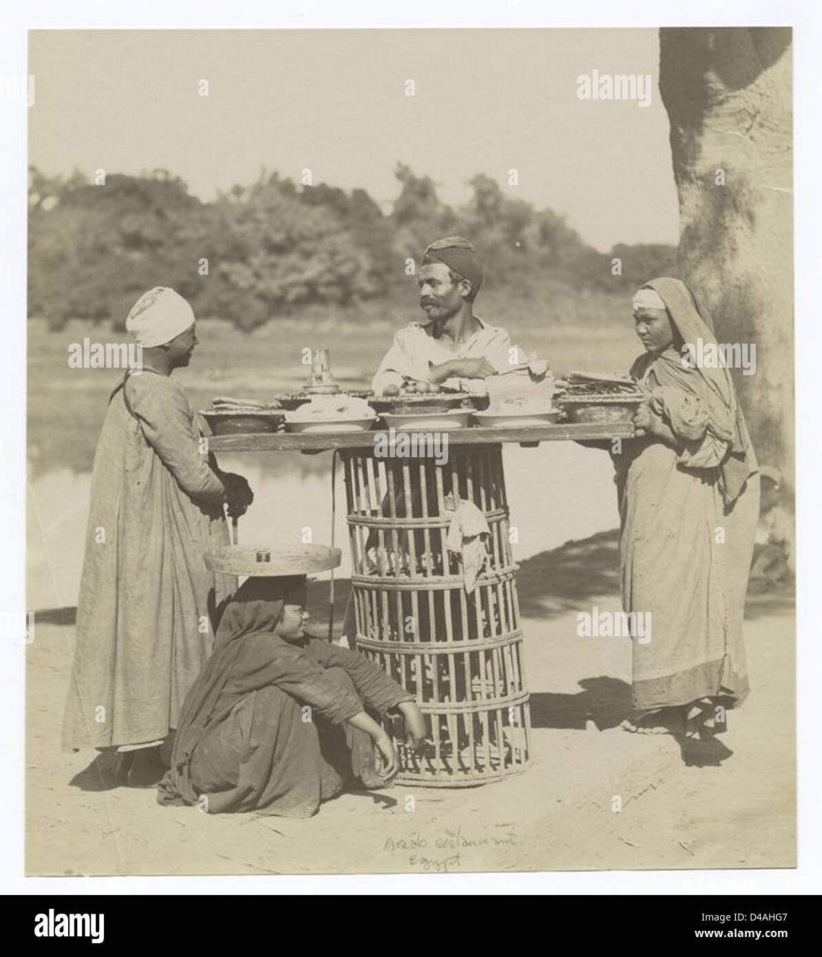 Un'immagine di un ristorante arabo in Egitto, che mostra la cultura del caffè e le tradizioni gastronomiche. La fotografia fa parte della collezione della New York Public Library, che mette in evidenza il cibo egiziano e la vita sociale negli anni '1860 Foto Stock