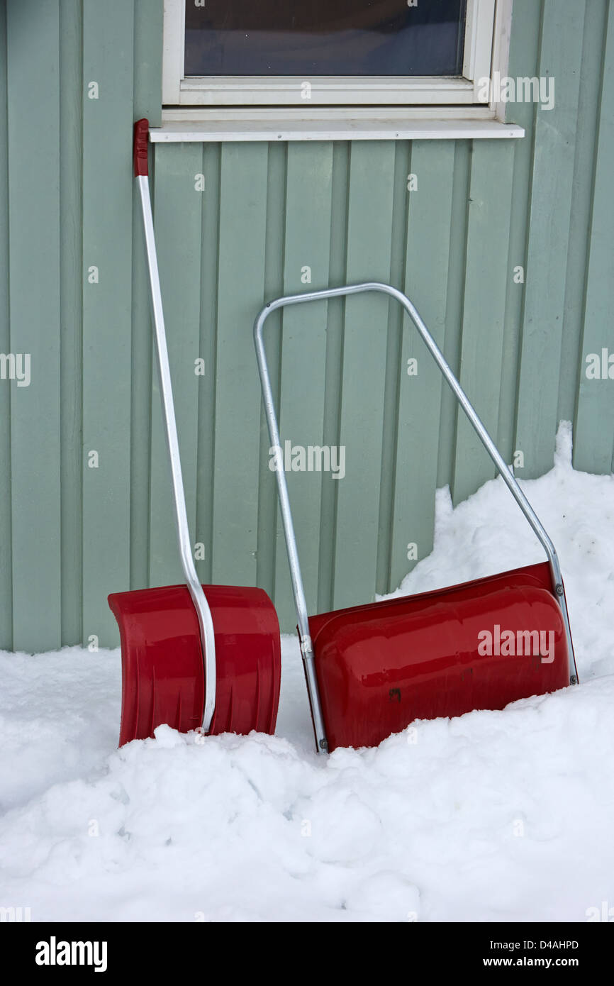 Sgombero neve pala e convogliatore al di fuori di una casa in Norvegia europa Foto Stock