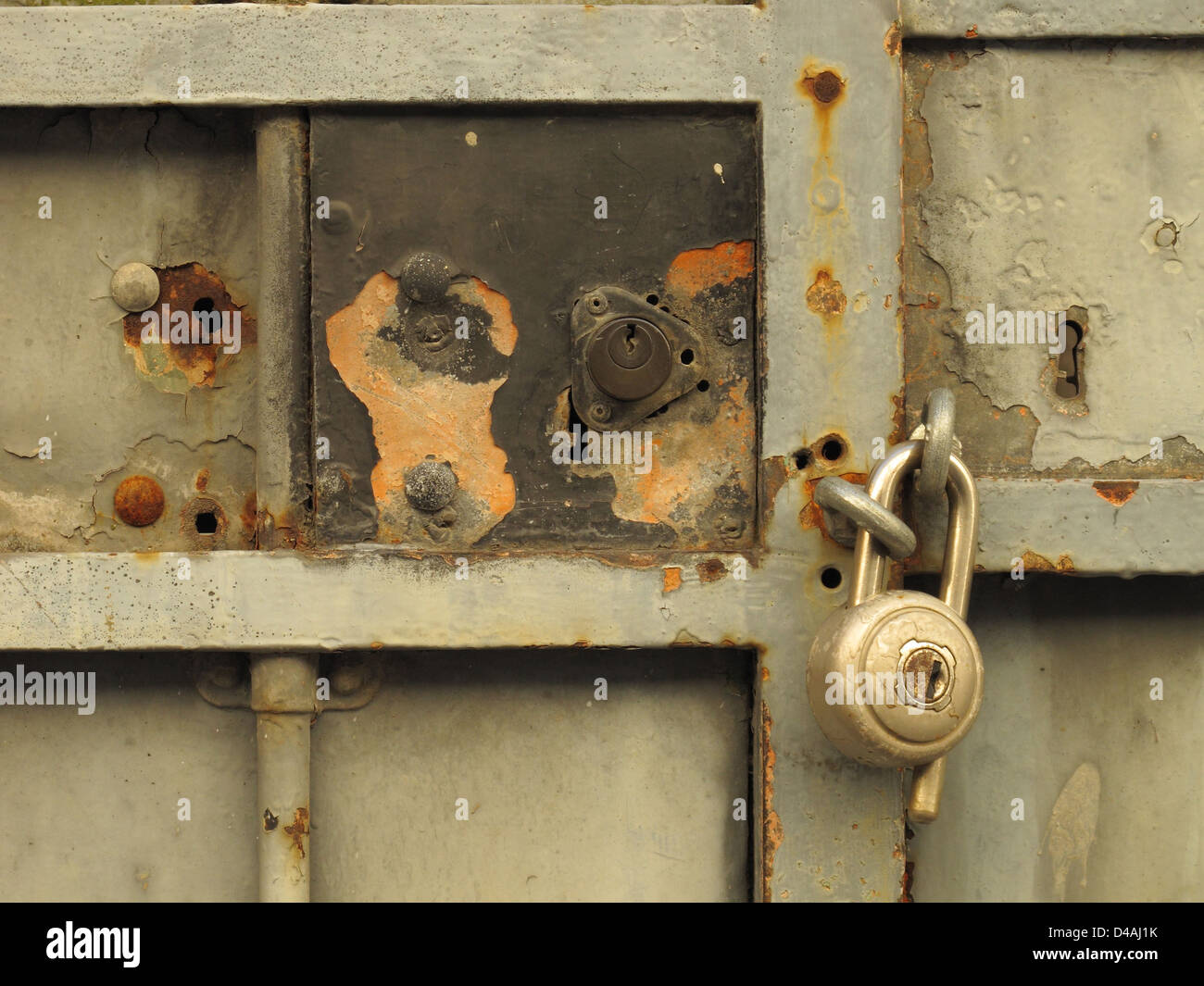 Porta di metallo bloccato da un lucchetto e la serratura e rusty Foto Stock