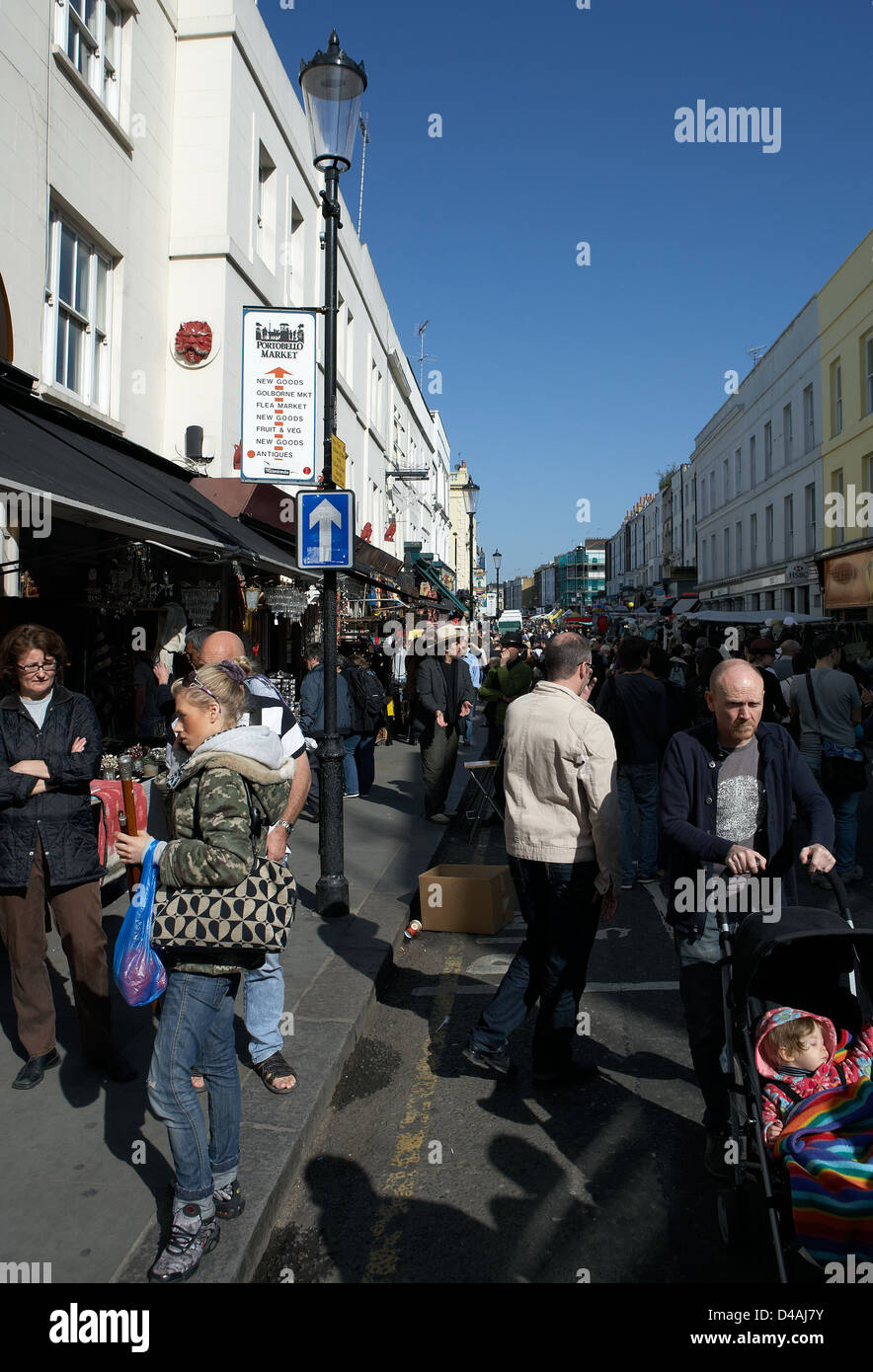 Londra, Regno Unito, i visitatori per il famoso Mercato di Portobello Road Foto Stock