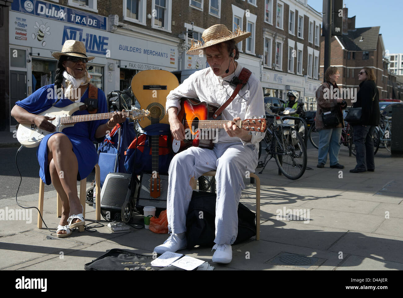 Londra, Regno Unito, musicisti di strada sul mercato di Portobello Road Foto Stock