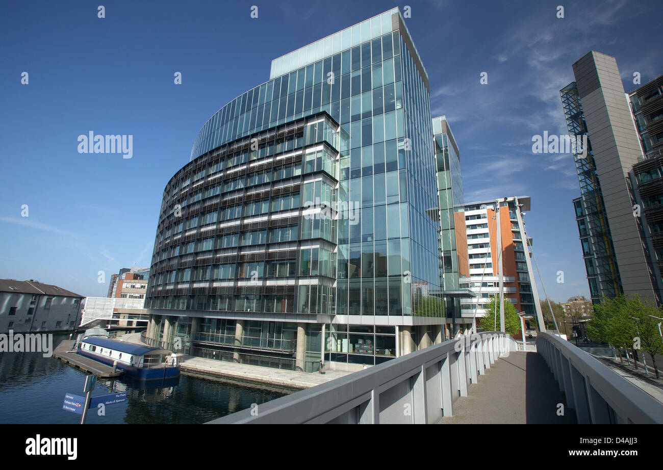 Londra, Regno Unito, ufficio nuovo edificio su un lato del Regents Canal Foto Stock