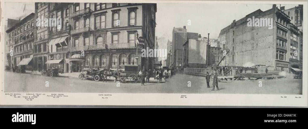 Questa fotografia mostra vari stabilimenti di New York come la Berlitz School, Mark Cross e Café Martin, insieme all'attività di costruzione sulla Fifth Avenue, catturata nel 1911. L'immagine riflette lo sviluppo culturale e architettonico della città. Foto Stock