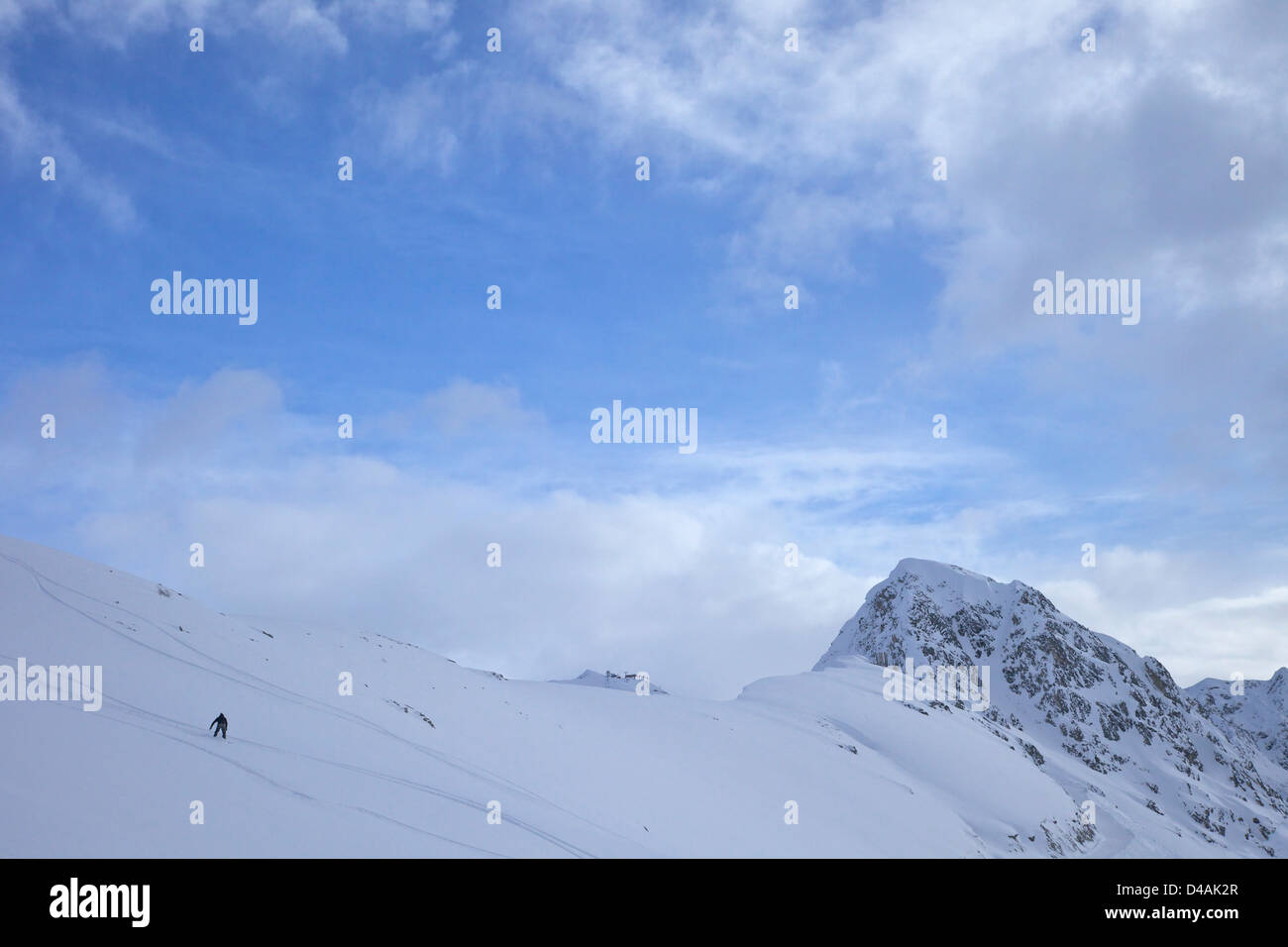 Sciatore lo sci fuori pista sul Col de la Chiaupe, La Plagne, sulle Alpi francesi, Savoie, Francia, Europa Foto Stock