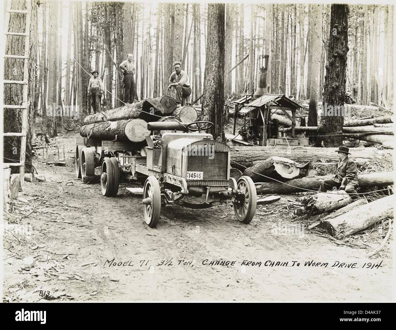 Una fotografia di un carrello per tronchi modello 1914 71, che mostra il passaggio dalla catena alla trasmissione a vite senza fine. Il veicolo è stato utilizzato nell'industria del legname e fa parte degli archivi automobilistici e industriali della New York Public Library. Foto Stock