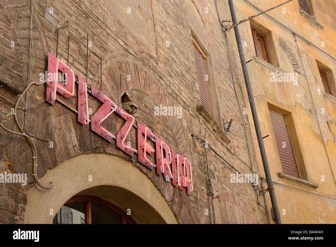 Pizzeria insegna al neon in Italia Foto Stock
