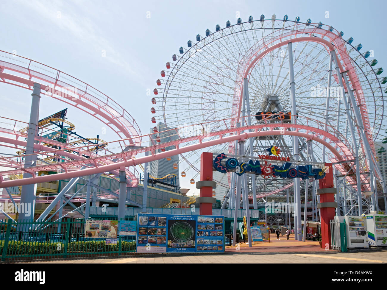 Orologio ruota panoramica Ferris al Cosmo World parco divertimenti sul lungomare di Yokohama, Giappone. Foto Stock