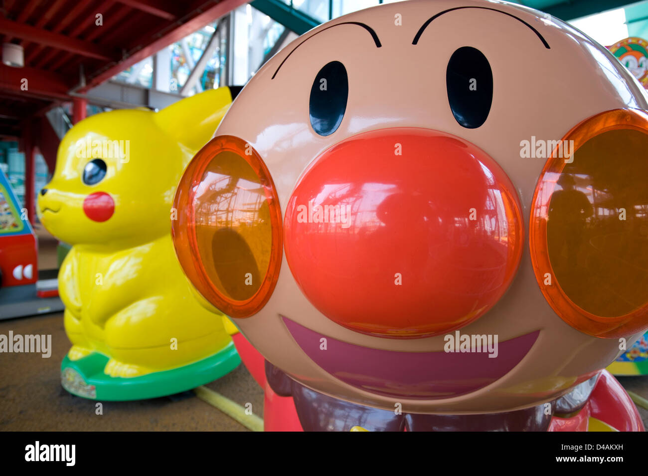 Personaggi animati della cultura pop giapponese Anpanman e Pikachu selvaggiamente famosi, visti qui in un luogo di divertimento sul tetto per bambini in Giappone. Foto Stock