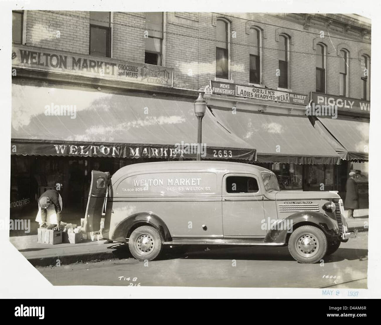 Una fotografia di un veicolo Model T 14 B - D 16 utilizzato da Welton Market per la spedizione di generi alimentari, che mostra l'influenza della General Motors sul trasporto all'inizio del XX secolo. Foto Stock