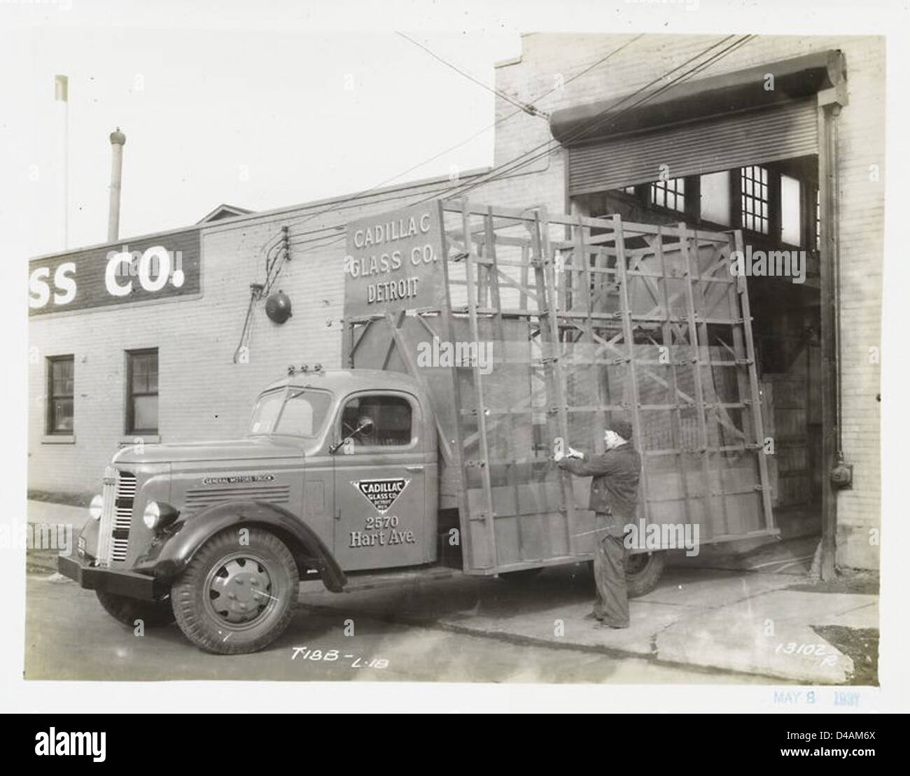 Un veicolo General Motors Model T, in particolare il modello 18 B - L 18, è stato utilizzato per il trasporto del vetro per i veicoli Cadillac. Questa immagine mette in evidenza il ruolo dei carrelli GM nella catena di approvvigionamento del settore automobilistico. Foto Stock
