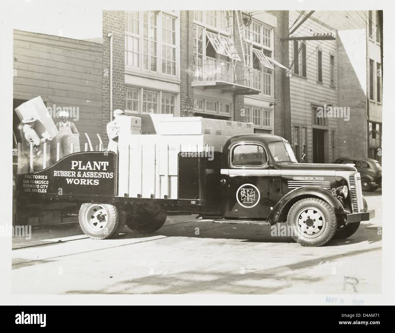 La fotografia mostra un veicolo Model T, in particolare la variante 18 C-L 49, utilizzato per il trasporto di materiali da costruzione. Prodotto dalla General Motors, questo veicolo rappresenta il trasporto industriale all'inizio del XX secolo. Foto Stock