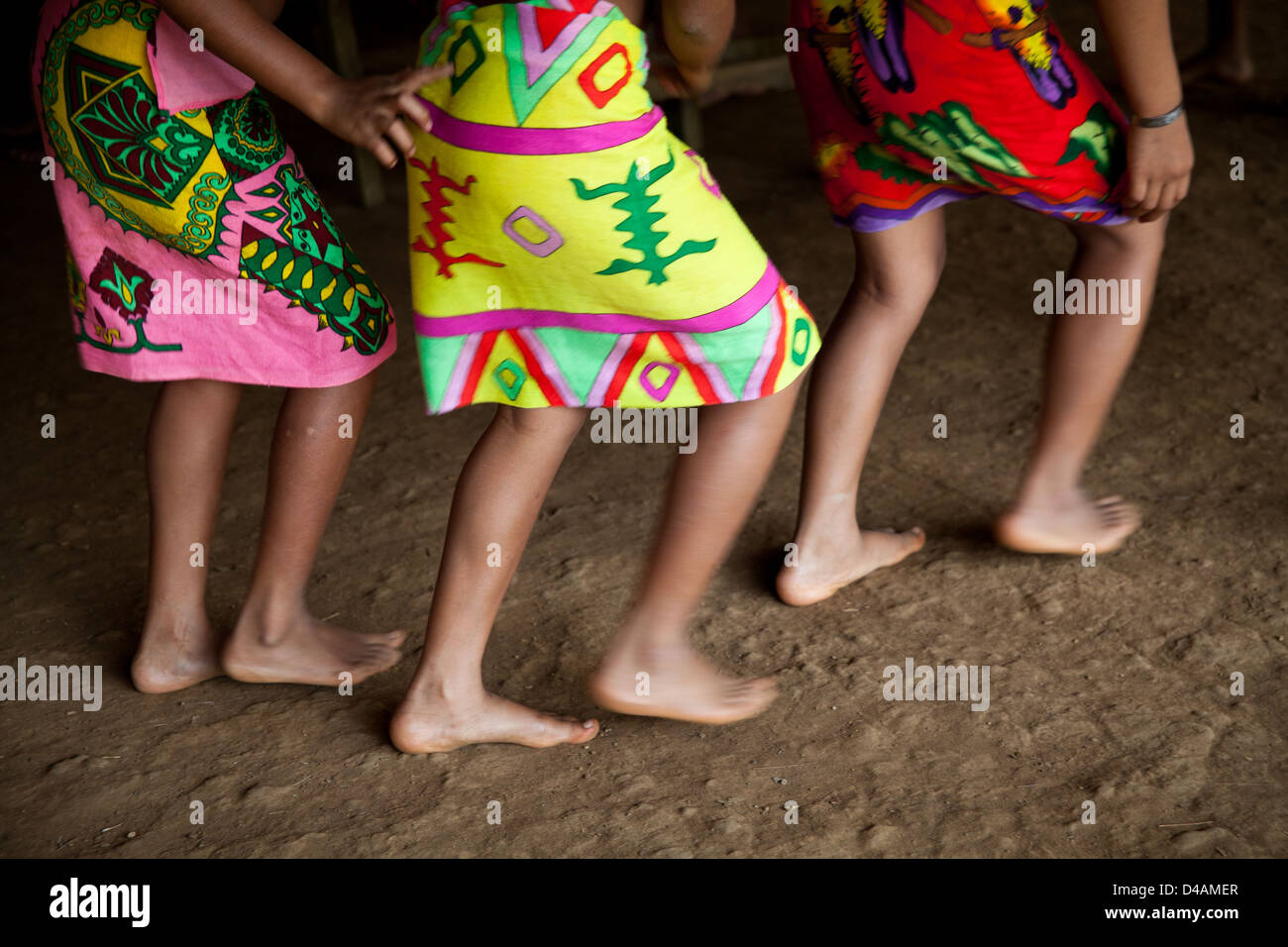 Dancing Embera donna indiana in Embera Puru Village, Rio Pequeni, Repubblica di Panama. Foto Stock