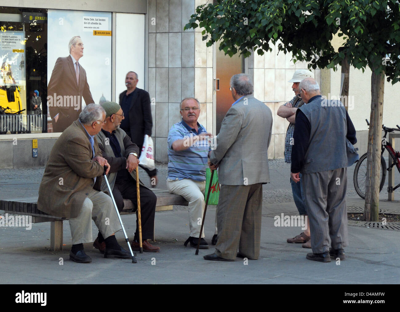 Berlino, Germania, un gruppo di uomini anziani è unterhaelt Foto Stock