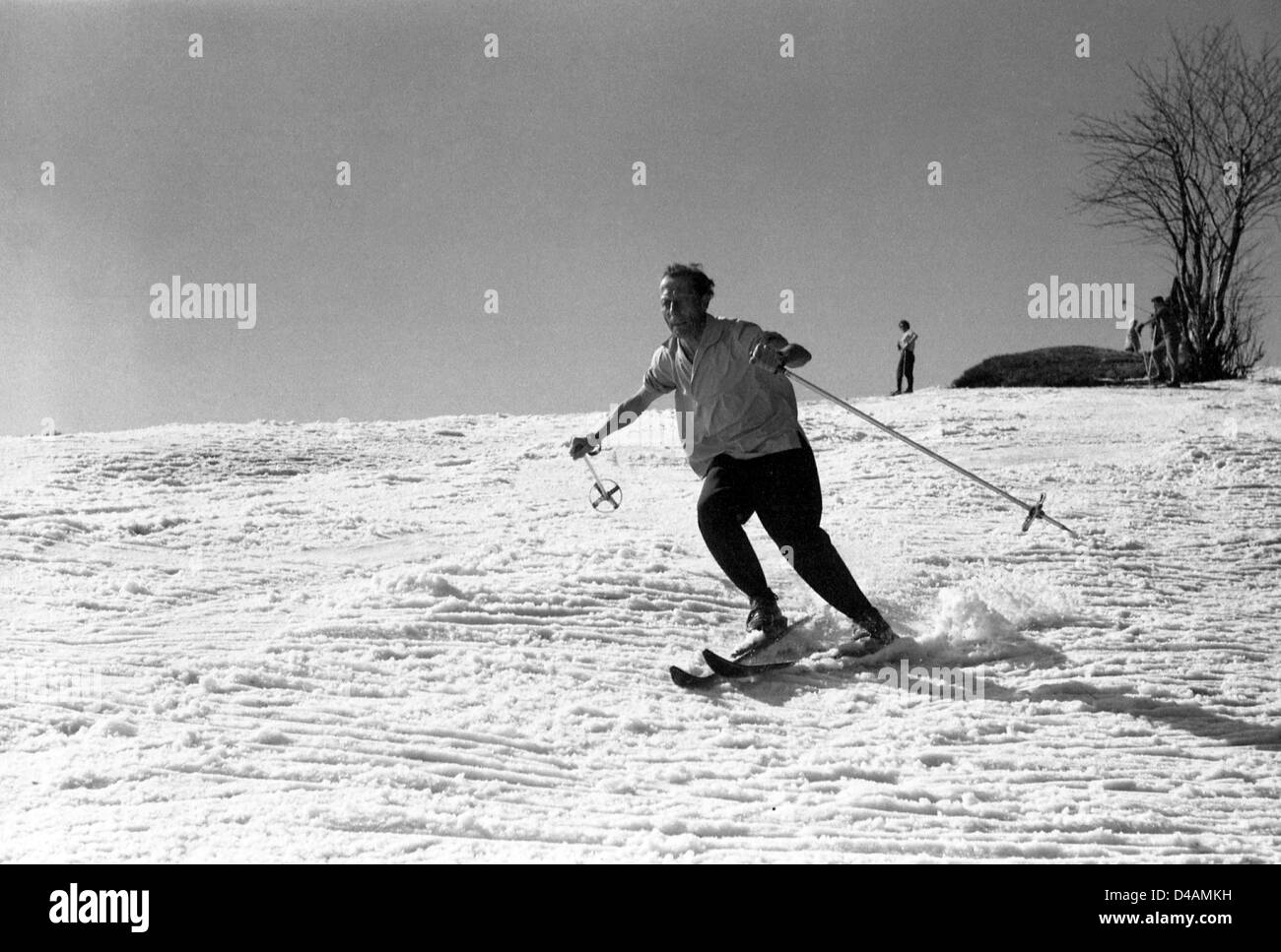 Oberwiesenthal, GDR, un uomo va a sciare Foto Stock