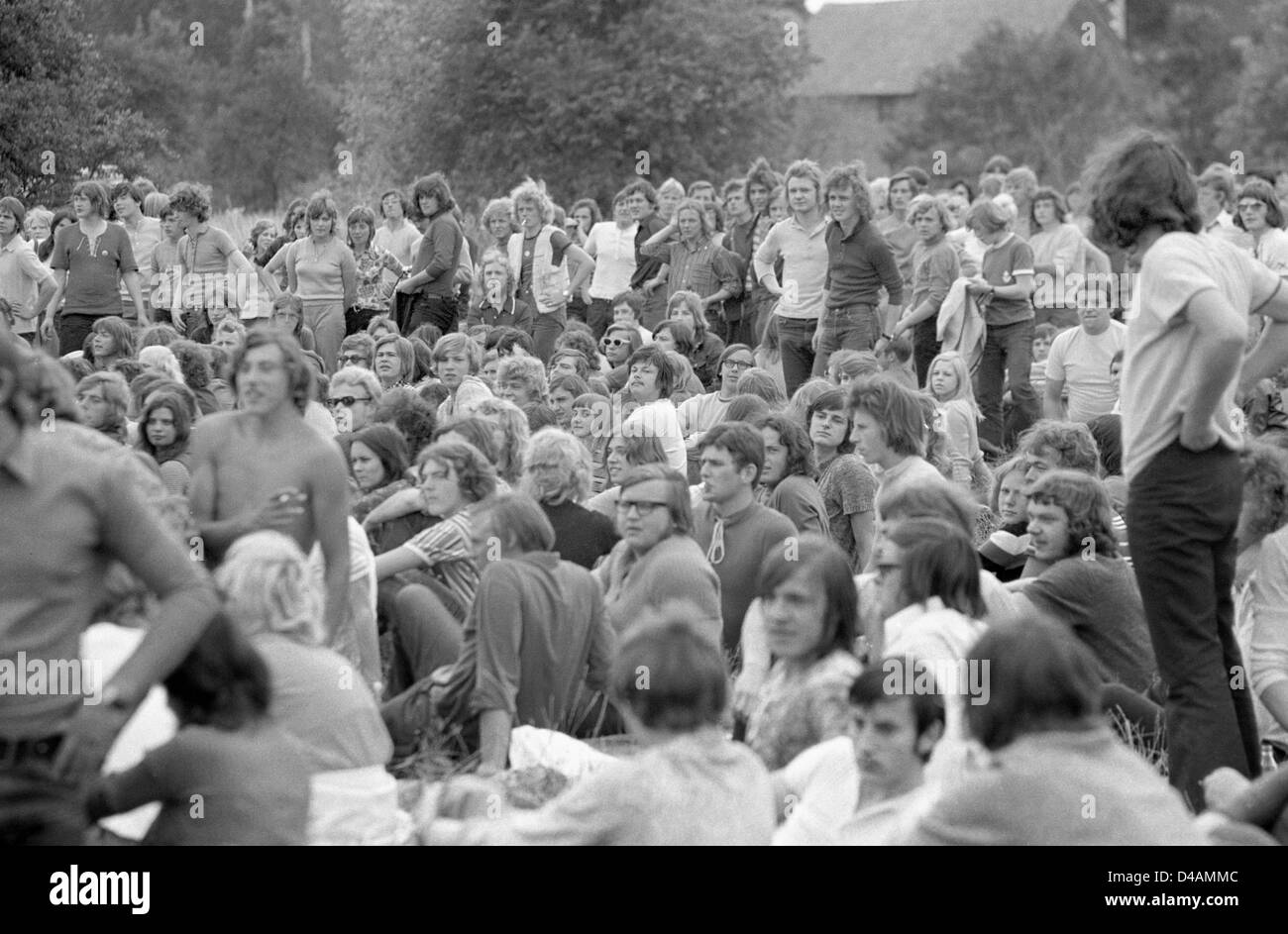 Kleinwanzleben, REPUBBLICA DEMOCRATICA TEDESCA, le persone su un open-air concerto di Puhdys Foto Stock