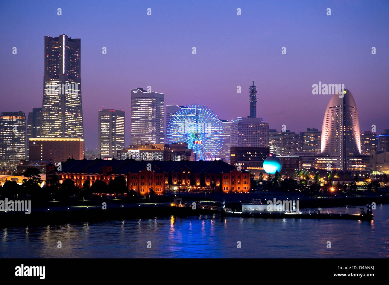 Di sera presto vista del Landmark Tower a MM21 (Minato Mirai 21) Complesso fronte mare, Yokohama, Giappone. Foto Stock