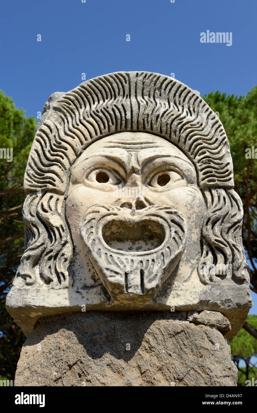Maschera Teatrale nella antica città romana di Ostia Antica vicino a Roma,  Italia Foto stock - Alamy