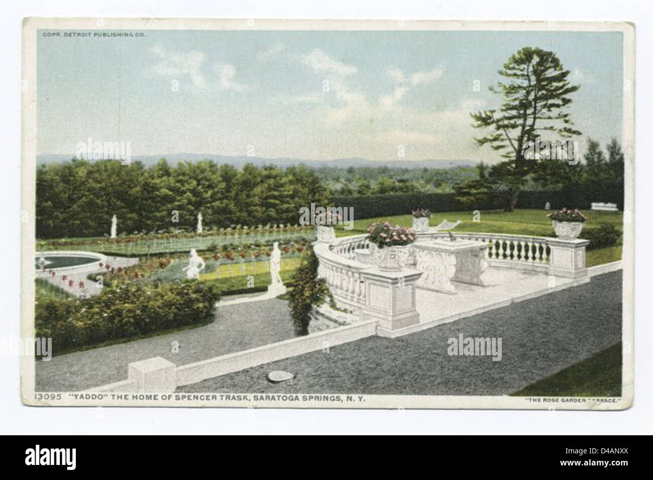 Una fotografia del 1925 che mostra Yaddo, la dimora storica di Spencer Trask a Saratoga Springs, New York, con i suoi pittoreschi giardini e l'architettura ben mantenuta della tenuta. Foto Stock
