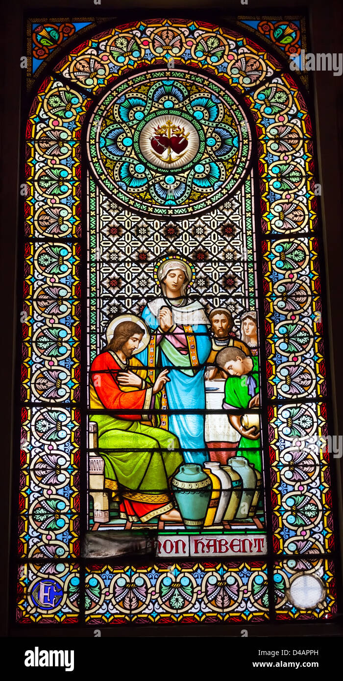 Vetrata di Gesù Maria girando acqua in vino a Cana Monastero di Montserrat, Catalogna Spagna Foto Stock
