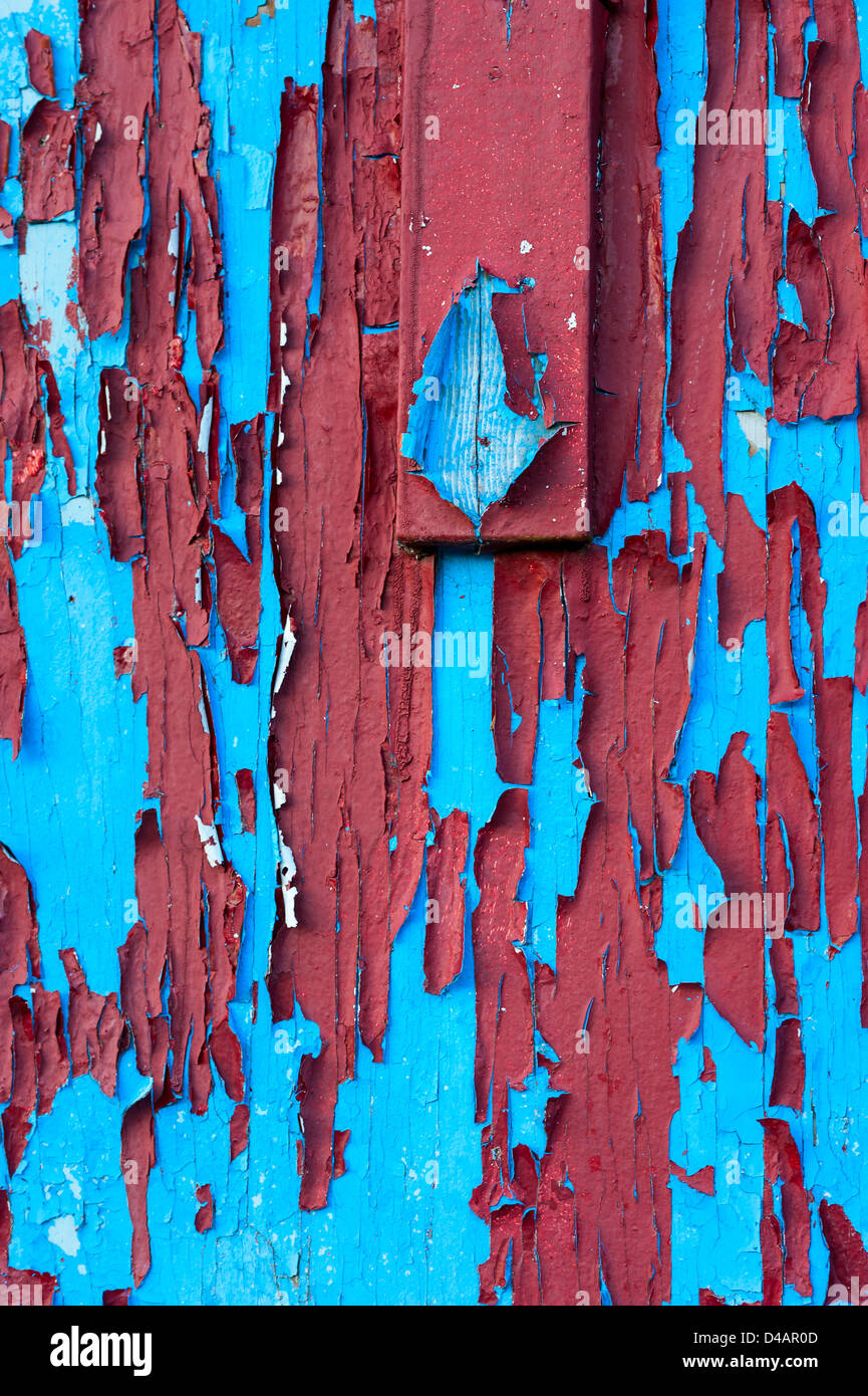 Vernice agli agenti atmosferici scheggiata e pealing su vecchio deposito shed in Sitka, Alaska, Stati Uniti. Foto Stock