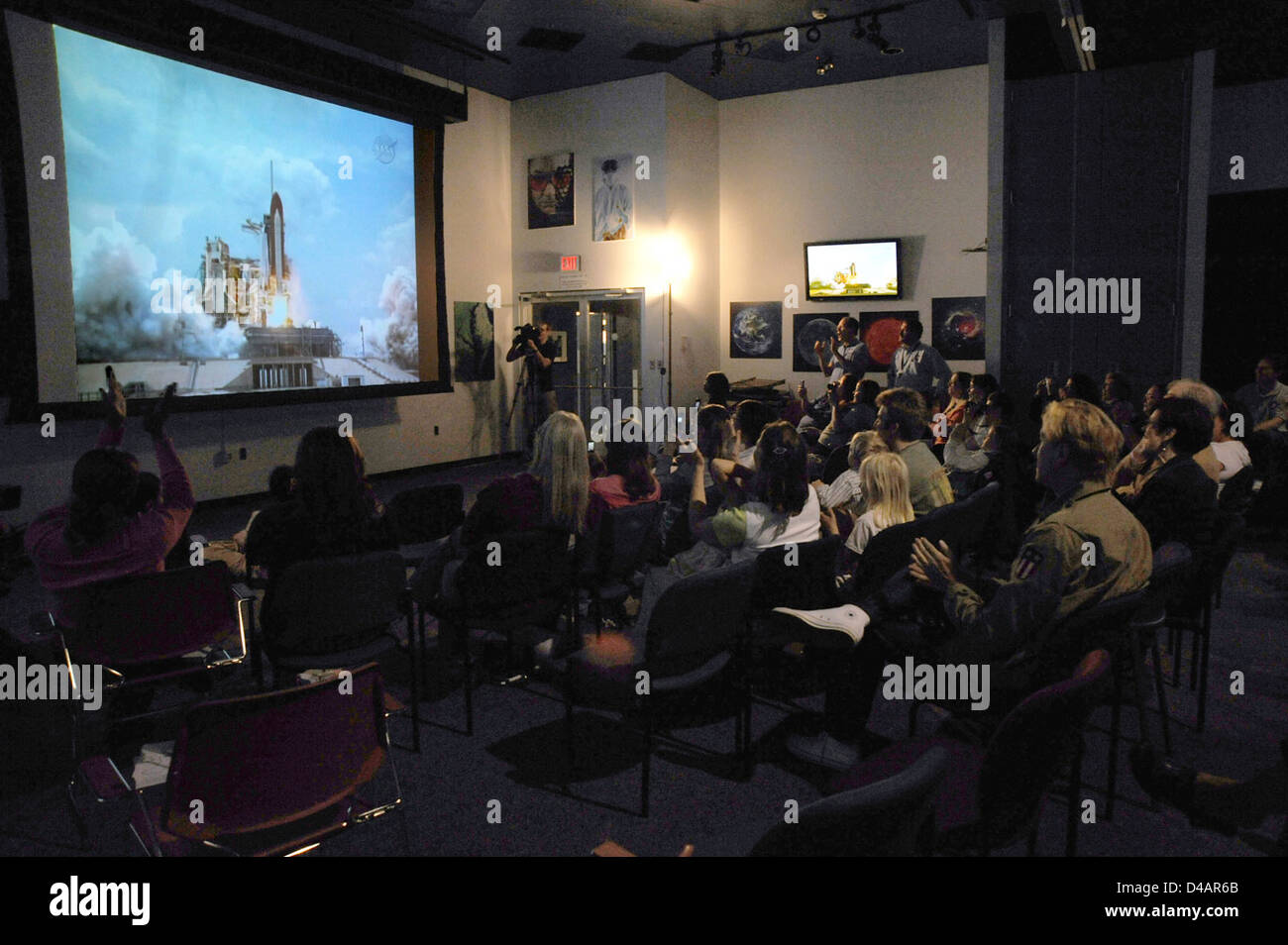I visitatori del Goddard Space Flight Center celebrano e si impegnano con la scienza spaziale al Goddard Visitor Center. Il centro offre mostre didattiche e attività incentrate sui contributi della NASA all'esplorazione spaziale e al progresso scientifico. Foto Stock