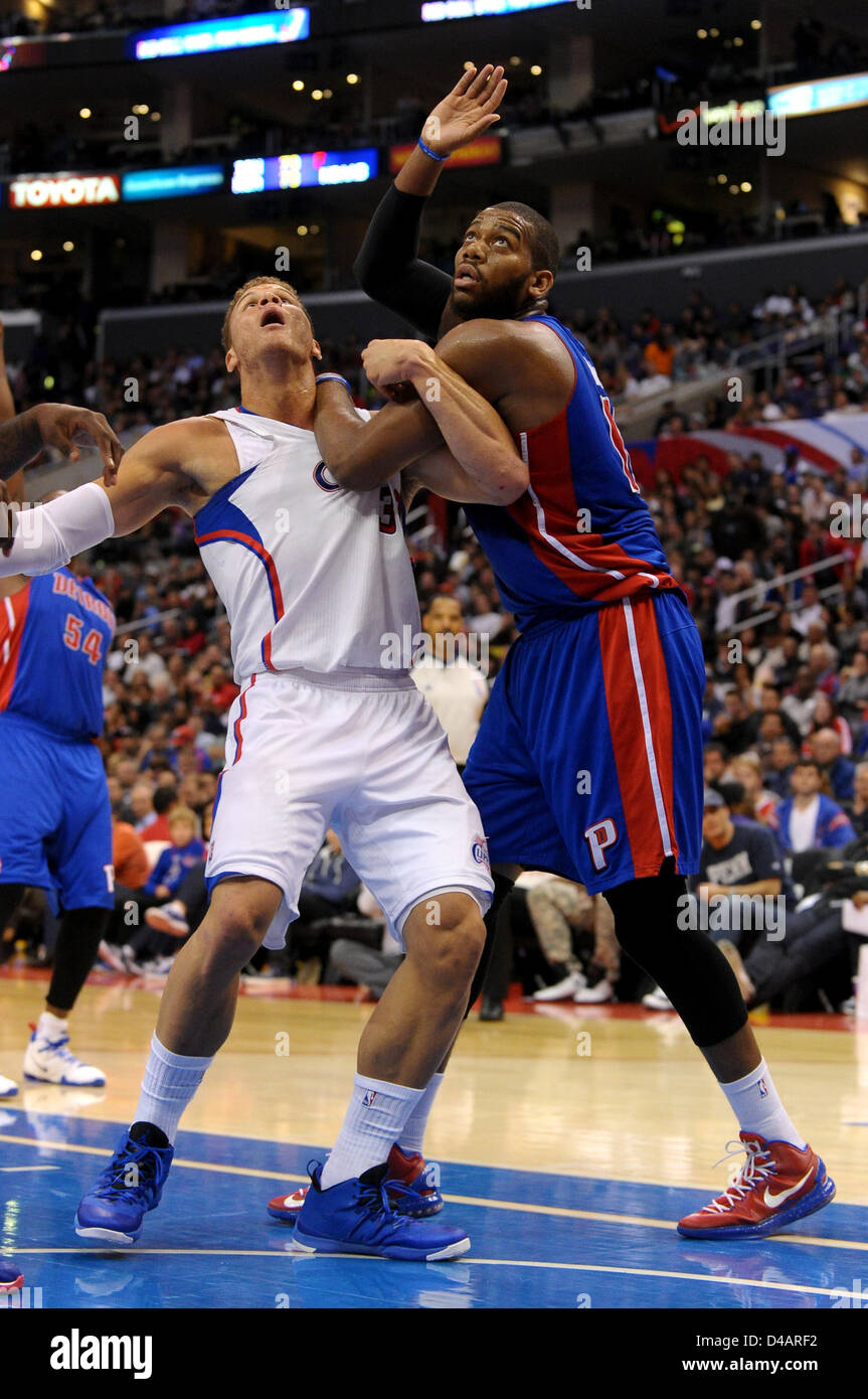 Los Angeles, California, USA. Il 10 marzo 2013. Clippers avanti potenza Blake Griffin (32) e i pistoni di Detroit center Greg Monroe (10) lotta per la posizione per un rimbalzo durante il gioco NBA tra i Los Angeles Clippers e i pistoni di Detroit a Staples Center a Los Angeles, CA. Il Los Angeles Clippers sconfiggere i pistoni di Detroit 129-97. David cofano/CSM/Alamy Live News Foto Stock