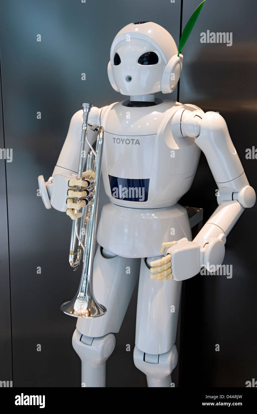 Un bianco, umanoide tromba-giocare "Partner di Toyota Robot" sul display in corrispondenza del Toyota Kaikan Visitor Center in Toyota City, Giappone Foto Stock