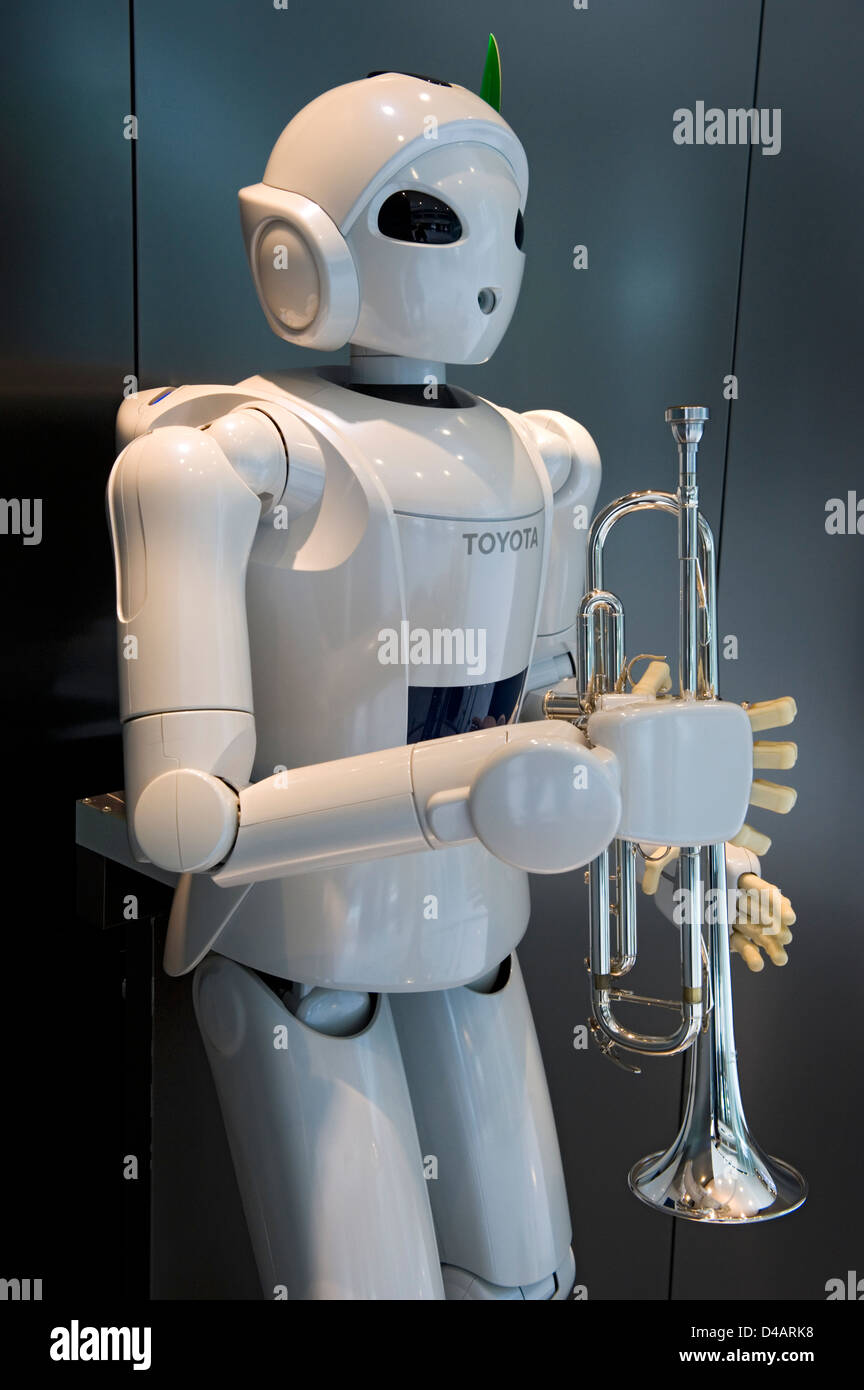 Un bianco, umanoide tromba-giocare "Partner di Toyota Robot" sul display in corrispondenza del Toyota Kaikan Visitor Center in Toyota City, Giappone Foto Stock