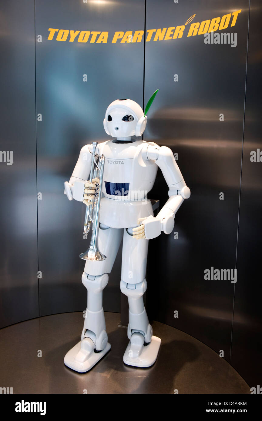 Un bianco, umanoide tromba-giocare "Partner di Toyota Robot" sul display in corrispondenza del Toyota Kaikan Visitor Center in Toyota City, Giappone Foto Stock