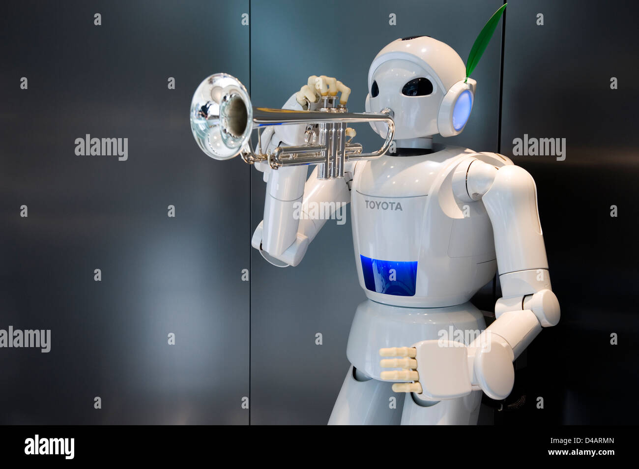 Un bianco, umanoide tromba-giocare "Partner di Toyota Robot" sul display in corrispondenza del Toyota Kaikan Visitor Center in Toyota City, Giappone Foto Stock