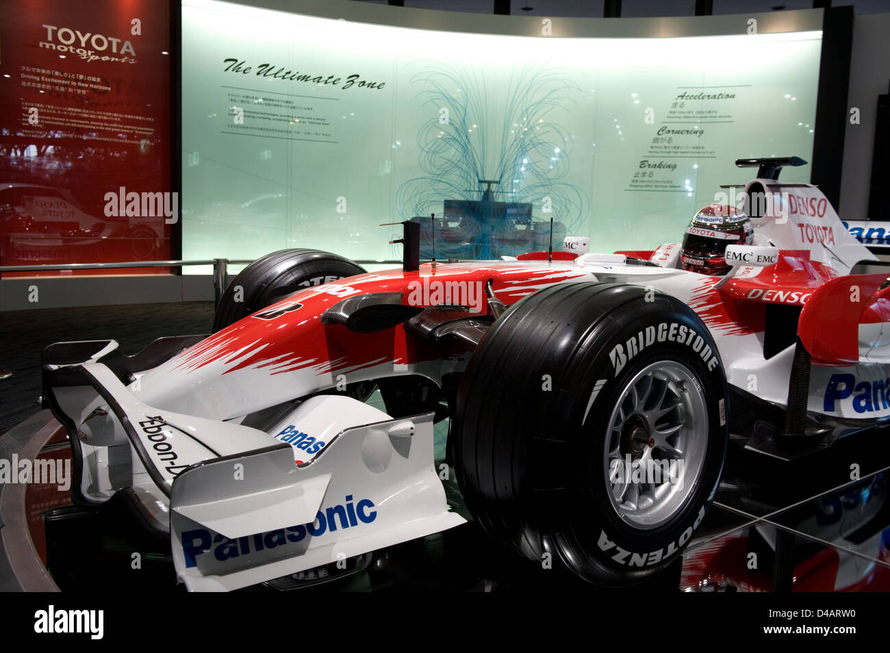 Una Formula 1 Toyota auto da corsa sul display alla Toyota Kaikan Visitor Center in Toyota City, nella prefettura di Aichi. Foto Stock