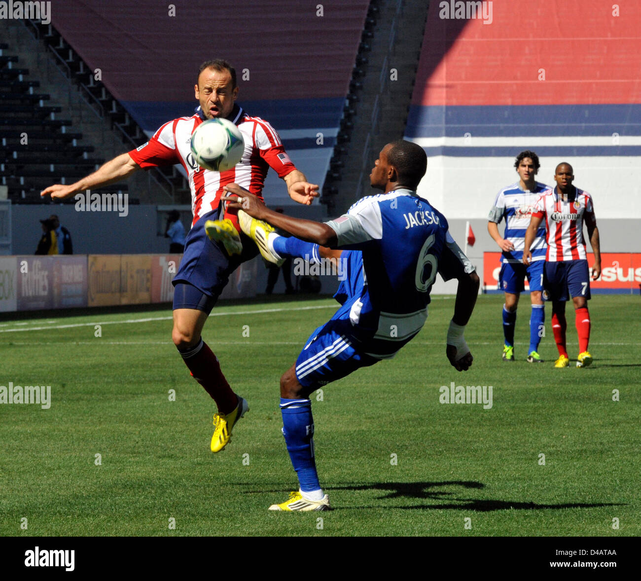 Carson, California, Stati Uniti d'America. Il 10 marzo 2013. Chivas USA metà fielder LAURENT COURTOIS e FC Dallas metà fielder JACKSON, mescolare fino durante la seconda metà del gioco come Chivas USA è andato a witn la partita 3 a 0 al Home Depot Center, Carson, California, Stati Uniti d'America, 10 marzo 2013. ...L'immagine di credito cr Scott Mitchell/ZUMA premere (immagine di credito: credito: Scott Mitchell/ZUMAPRESS.com/Alamy Live News) Foto Stock