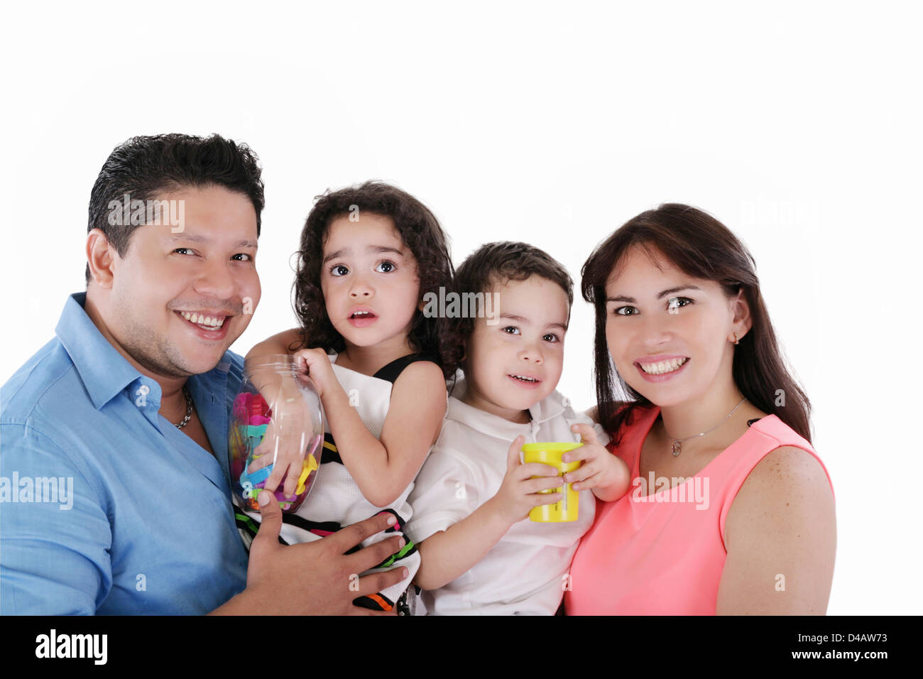 Ritratto di giovane coppia divertendosi con la figlia e il figlio. Isolato su sfondo bianco. Foto Stock
