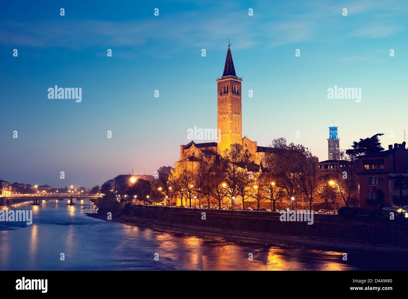 Chiesa di Sant'Anastasia e il fiume Adige durante la notte. Foto Stock