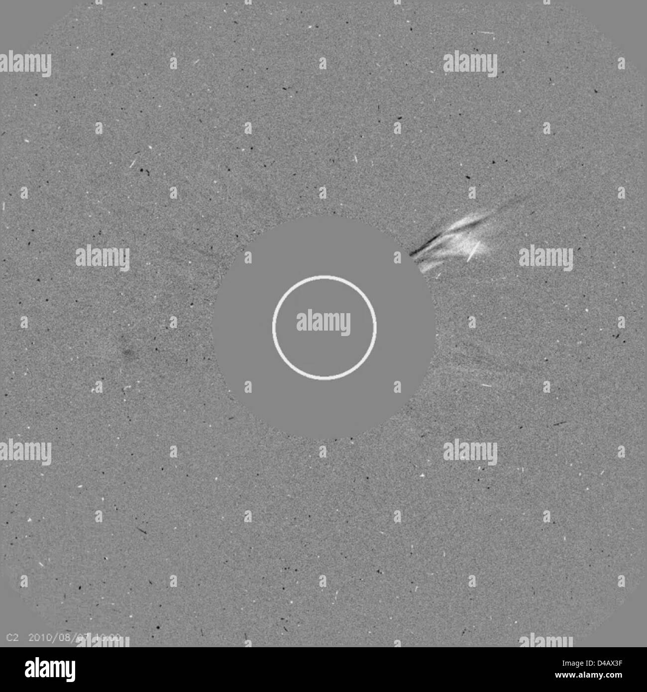 Il Solar and Heliospheric Observatory (SOHO) della NASA ha catturato un Halo Coronal Mass Ejection (CME) il 7 agosto. Questo evento solare è una massiccia eruzione di vento solare e plasma, che può influenzare il clima spaziale e la magnetosfera terrestre. Foto Stock