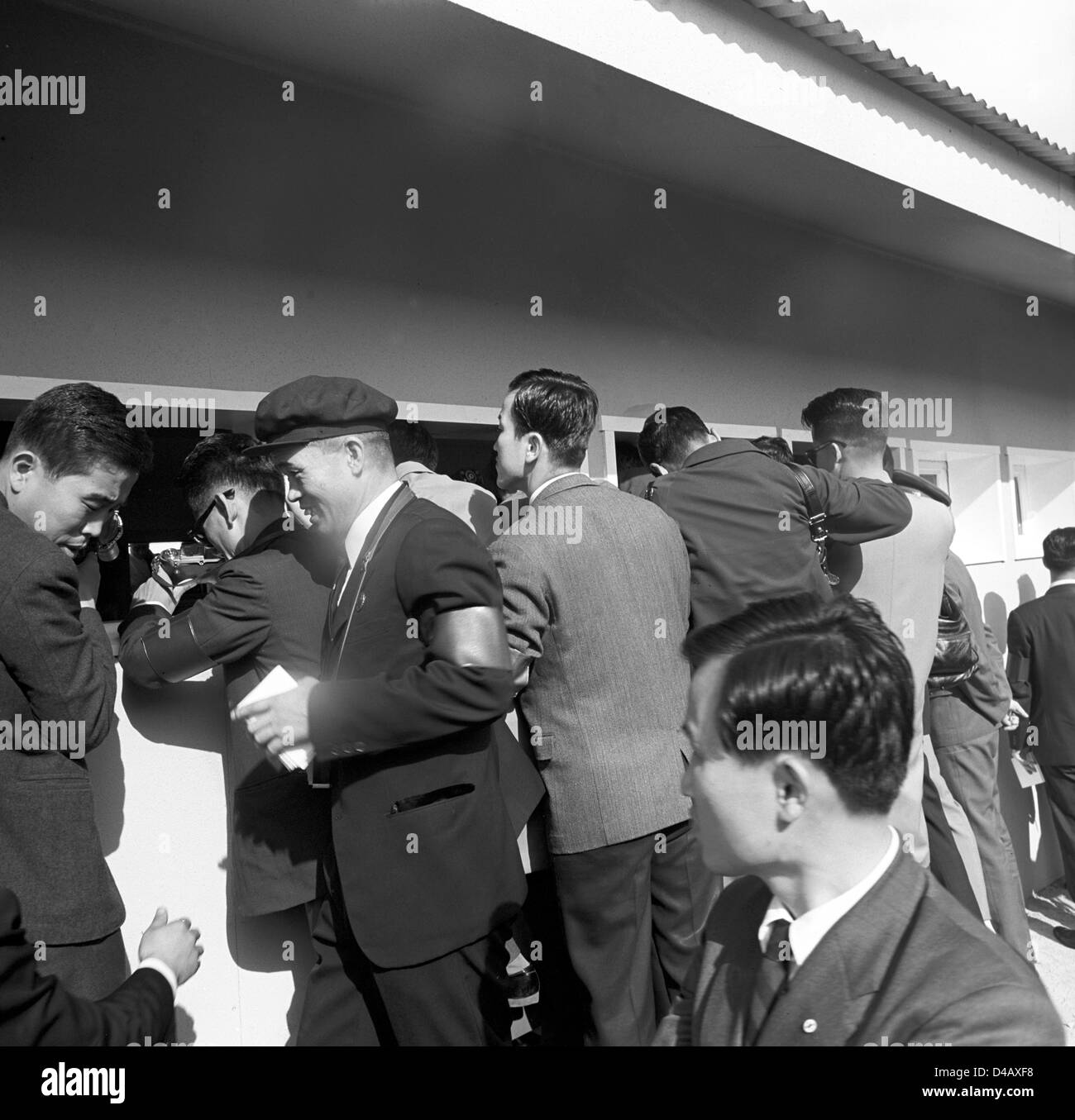 Dopo il cessate il fuoco comitato parla della Croce Rossa in Panmunjon nell' autunno 1971, i colloqui tra Corea del Nord e Corea del Sud vi si svolgono come bene. In particolare organizzato riunioni di famiglia e riunioni di famiglia sono un argomento centrale. Fotografi coreani catturare la riunione nella caserma sull'immagine. La foto è stata scattata il 3 novembre nel 1971. Panmunjon è una zona militare nella zona demilitarizzata tra la Corea del Nord e Corea del Sud. Foto: ddrbildarchiv.de / Klaus Morgenstern - GESPERRT FÜR BILDFUNK Foto Stock