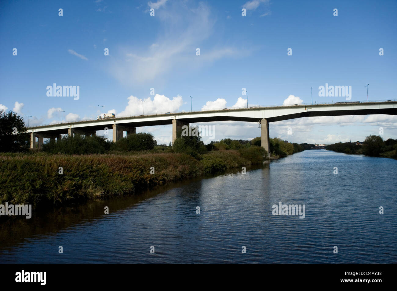 Autostrada M60 Barton elevato livello ponte dal Manchester Ship Canal sul Mersey Ferry Foto Stock