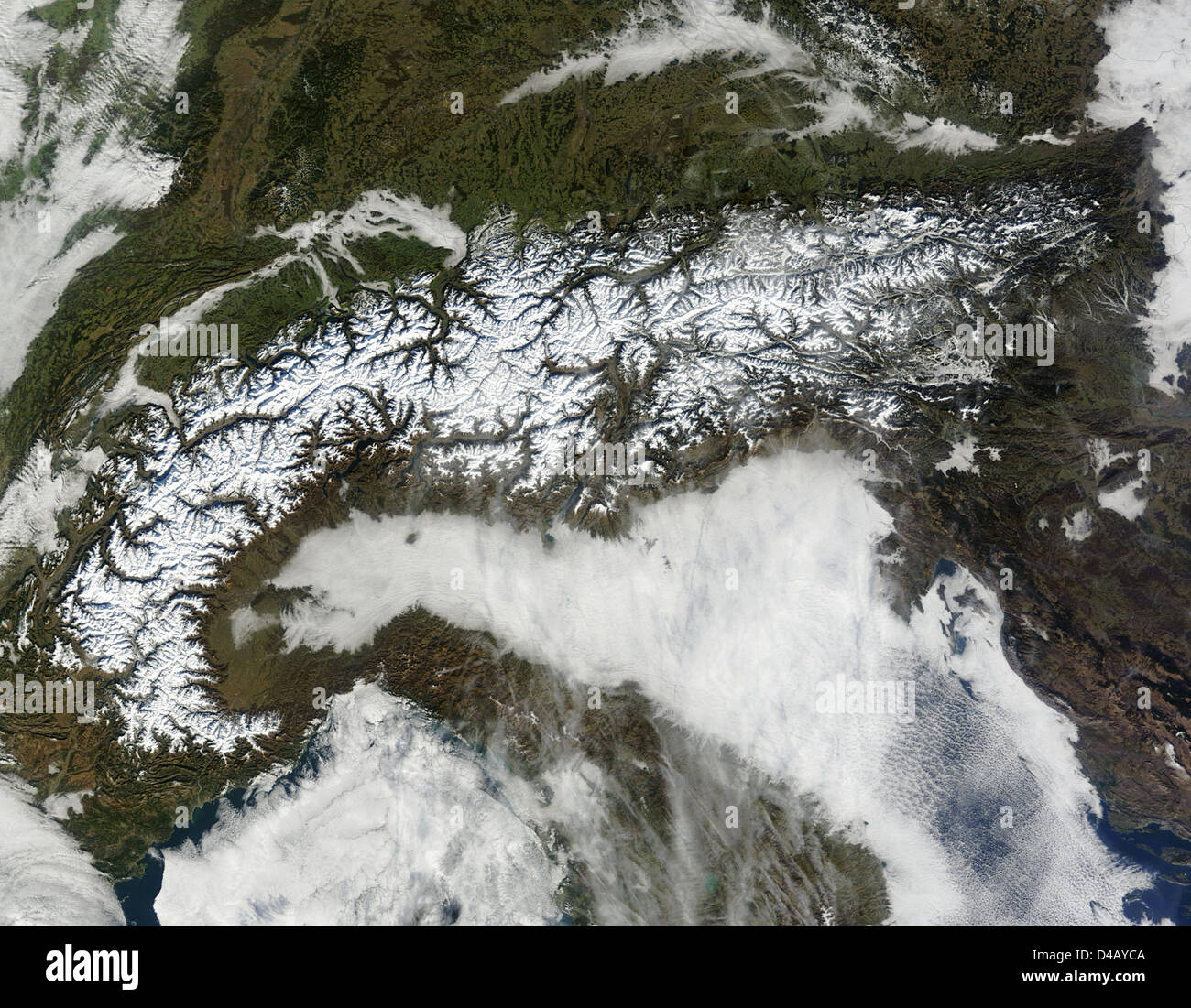 Satellite della NASA cattura innevate delle Alpi Foto Stock