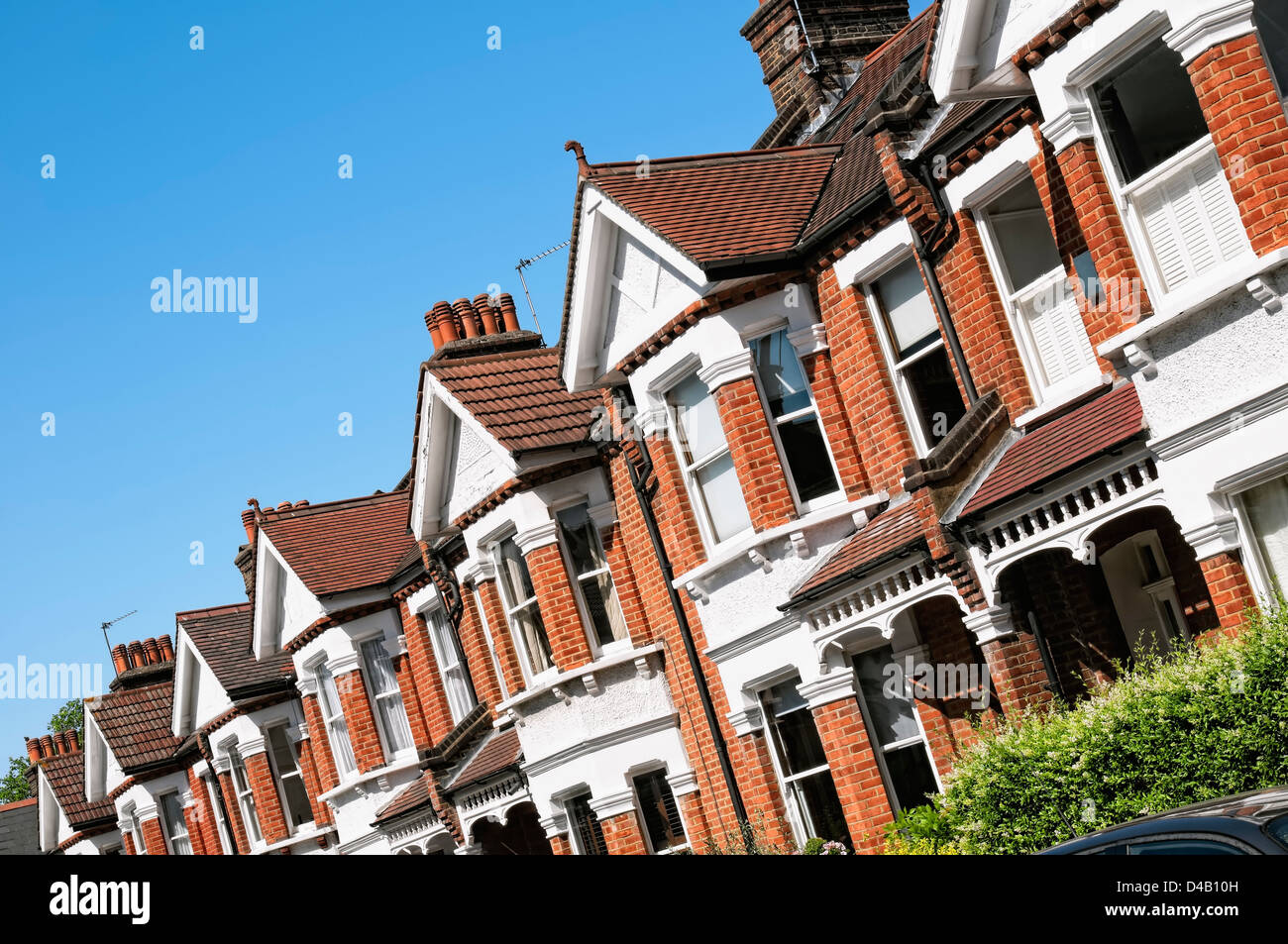Fila di inglese tipiche case a schiera a Londra Foto stock - Alamy