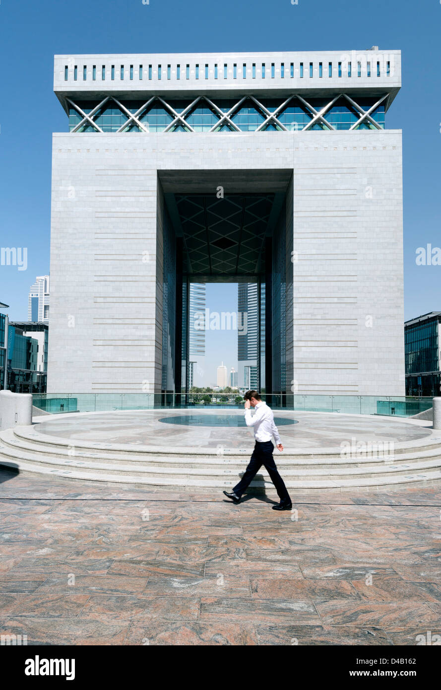 L'edificio porta nel DIFC o Centro Finanziario Internazionale di Dubai in Dubai Emirati Arabi Uniti EMIRATI ARABI UNITI Medio Oriente Foto Stock